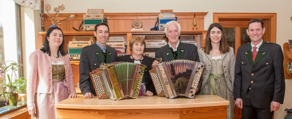 Das Team von Franz Parz Harmonikaerzeugung